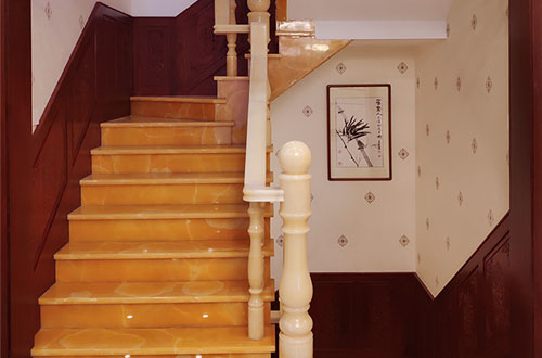 游仙中式别墅室内汉白玉石楼梯的定制安装装饰效果